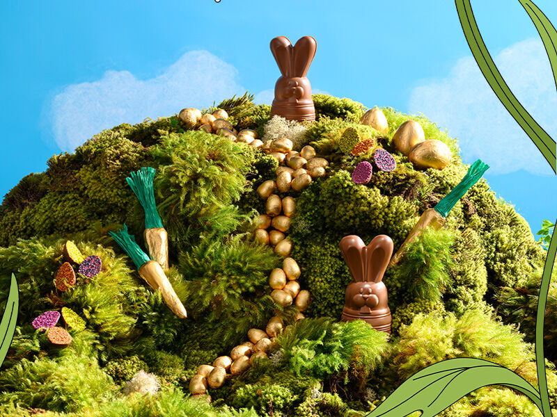 Decoração de Páscoa com coelhos de chocolate e ovos dourados